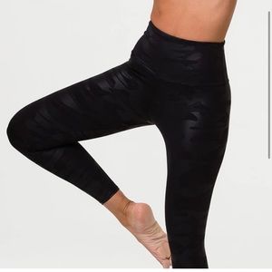 Onzie foil midi legging in black camo